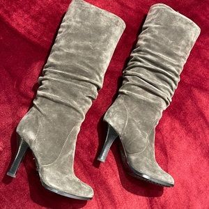 Gorgeous grey boots. Worn only a couple of times. Very comfortable.